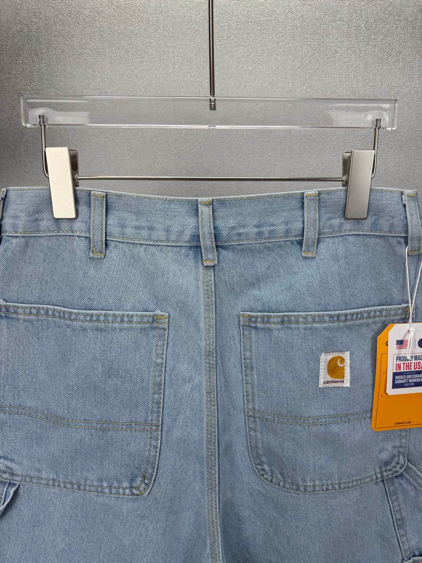Carhartt 2026 New Arrival Light Blue Logging Couple Style Multi-Pocket Washed Loose Denim Shorts High Version High Version Original customized denim fabric, Internet celebrity Same Style original pulp denim fabric, full body splicing loose fit, solid color simple workwear logging style, front and rear multi-pocket design, very high-end and stylish! The fabric feels very comfortable and these are super Versatile and beautiful denim shorts! ! Complete with three standards, Same Style for men and women 👫Must-have item Color: Light Blue Size: 28, 30, 32, 34, 36 (five sizes)